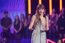 泰勒·斯威夫特（Taylor Swift）奪下「iHeartRadio 音樂獎」7 項大獎……刷新史上最多得獎紀錄