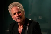 Lindsey Buckingham, a Fleetwood Mac alum, attacked by a stalker in Santa Monica… No injuries reported