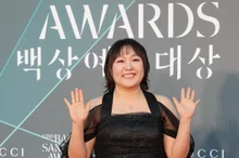 [포토&] 제62회 백상예술대상 레드카펫 현장, 스타들의 화려한 입장과 다양한 포즈