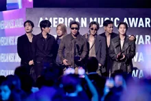[Foto y] Logro de tres premios para BTS en los AMA, con el premio al gran objetivo de “ARMY”… “Gracias a ARMY” en la ceremonia