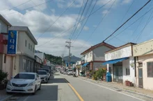Le site de tournage du nouveau film avec Hwang Jung-min, « Hope », à Haenam, transformé en rue à thème des années 1980