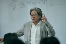 ‘The Last-Row Boy’ Character Stills Revealed Featuring Choi Min-sik x Choi Hyun-wook! A Meeting Between a Professor of Korean Literature and a Mysterious Boy!