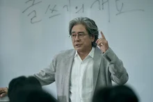 ¡Se revelan las capturas de personaje de Choi Min-sik y Choi Hyun-wook en “Notes from the Last Row”! Encuentro entre un profesor de literatura coreana y un misterioso chico