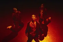 Colony supera los 4,7 millones y estrena un videoclip sobre la evolución zombi con una impactante actuación de bailarines contemporáneos