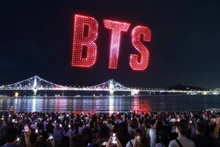 El concierto de BTS en Busan se retrasa 1 hora… y HYBE pide disculpas con un nuevo tema que arrasa en el número 1