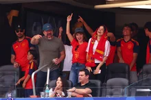 Pénélope Cruz et Javier Bardem, le couple à l’écran… à Los Angeles, déferlement de joie après la qualification de l’Espagne en 16es de finale face à l’« invincible flotte » espagnole, captés au stade SoFi de LA
