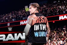 ‘Con trai của Chicago’ CM Punk, vừa trở lại bất ngờ đã đăng quang tân vô địch… hạ Sami Zayn để giành ‘chức vô địch WWE thống nhất’