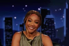 Tiffany Haddish làm MC một ngày trên ‘Jimmy Kimmel Live’… Chọc ghẹo bữa tiệc ngày Độc lập của Tổng thống Trump và nhắm tới hôn lễ của Taylor Swift?