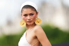 « Aigrette de Zendaya » lors d’un rapt aérien de vestiges de l’humanité : en réalité un objet « datant d’environ 700 ans avant J.-C. » ; controverse autour du film « Odyssée »