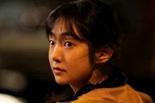 Disney+ « AShopForKillers » saison 2 : Kim Hye-jun, dévoile d’un coup des clichés inédits porteurs d’un tourbillon d’émotions