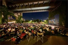 Séoul ouvre gratuitement des cinémas sous les ponts du fleuve Han… Projections chaque samedi pendant trois semaines sous le pont Cheongdam (3e semaine) et les ponts Cheonho (8e semaine)