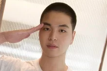 iKON : Koo Jun-hoe se rase la tête avant son incorporation le 11 août et intègre enfin le cercle des idoles ayant accompli leur service militaire