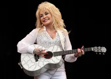 Nữ hoàng nhạc country Dolly Parton qua đời ở tuổi 80, Trump ra lệnh treo cờ rủ 1 tuần: 