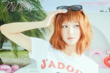 Kwon Eun-bi se reinventa con un atrevido bob naranja y una estética de chica de verano kitsch para «DEJAVU»