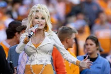 El último adiós a Dolly Parton: se despoja del glamour y elige «esto»… un legado que se hará público en 2046