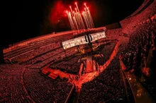 Los Ángeles designa la «BTS Week» y enciende de rojo el Ayuntamiento; cuatro conciertos en SoFi Stadium, con todas las entradas agotadas