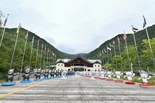 旌善加里王山僅開放2天……星光下悄然展開的戶外電影節放映《群體》