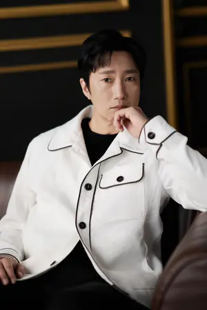 Park Hae-il: «Basta una palabra de apoyo de Lee Min-ho para que todo el rodaje recupere las fuerzas»