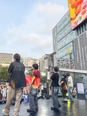現代百貨店「新村Kポップショー」、1,000人が熱狂…毎週金曜日にステージ開催