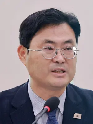 영진위 영화제 예산, 尹정부서 53% 증발…대책 묻자 돌아온 뜻밖의 대답, 