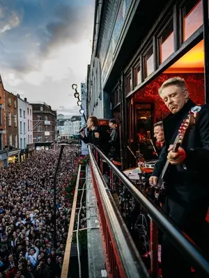 U2 fête ses 50 ans et rompt neuf ans de silence avec « Carnaval De Luz »
