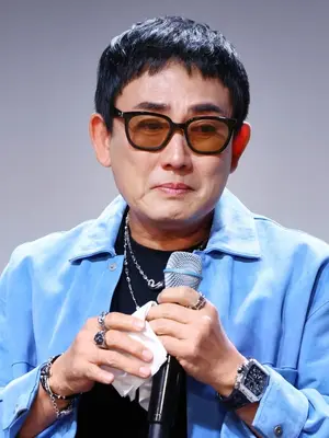 Lee Seung-chul sheds tears at 40th anniversary event: “I envy BTS’ stage; I want to remain active, not a legend”