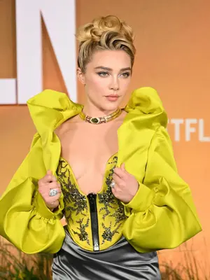 Florence Pugh dénonce le viol collectif à Cornell et les « sanctions symboliques » : « Écrire une lettre d’excuses, ça suffit ? »
