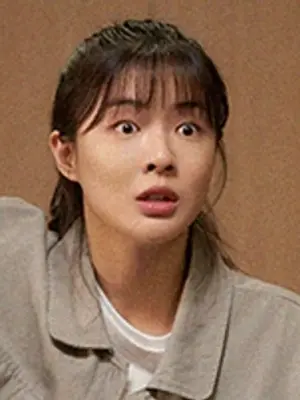 이선빈, 한화 이글스 승리 요정 출격… 시구 후 부산국제영화제 참석