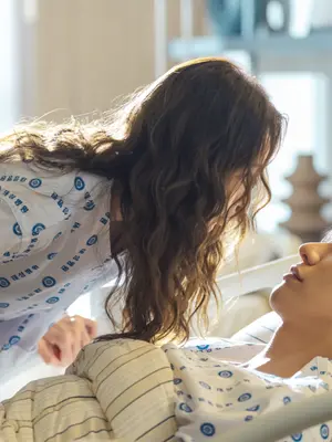 «Cárgame»: Kim Young-kwang y Chae Soo-bin protagonizan un romance dulce y electrizante en las nuevas imágenes