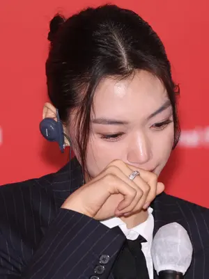 [Hiện trường Liên hoan phim quốc tế Busan (BIFF)] “Dora” khiến Kim Do-yeon bật khóc giữa họp báo vì cảm giác “đầu óc choáng váng”… dự án Jung Ju-ri ấp ủ 20 năm