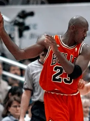 La camiseta que Michael Jordan vistió en «The Last Dance», la más cara de la historia del baloncesto: 18.700 millones de wones