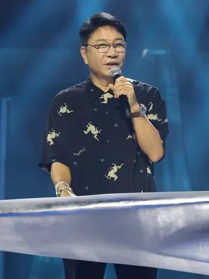[Foto y] Lee Soo-man regresa al K-pop tras tres años con una sesión informativa: debuta a la vez con un grupo masculino de 15 miembros y otro femenino de nueve