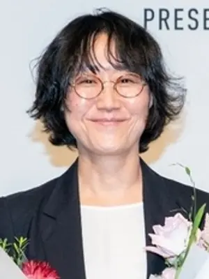 'Dora' director Jung Joo-ri receives France's Chevalier honor