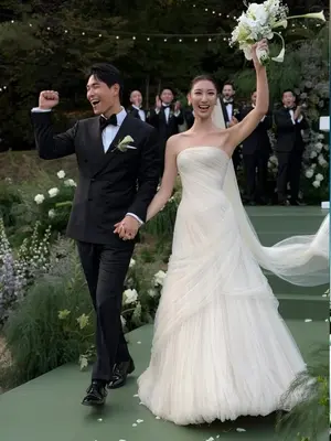 그래미 주역 이재, 외조부 신영균 옛 자택 야외 결혼식 올려…미국 예식 1달 앞당긴 사연