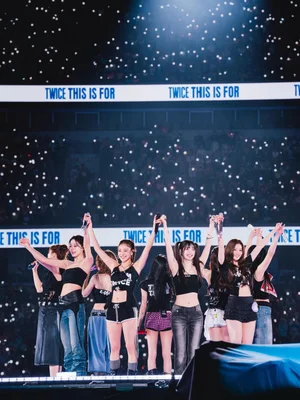 트와이스, K팝 최초 日 도쿄 국립경기장 입성…24만 관객 열광