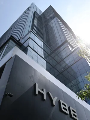 하이브, '아일릿 비방' 사이버 렉카 상대 2.8억 손배소 패소