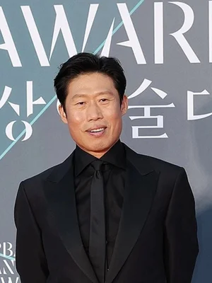 '百想芸術大賞' ユ・ヘジン、がん患者のために1億ウォン寄付…累計2億、頂点の場所で輝いた本当の価値