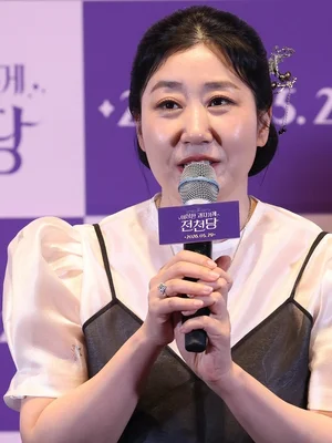 [Photo&] Ra Mi-ran’s Silver-Hair Transformation… Live-Action Adaptation of a 11 Million-Copy Best Seller; Press Screening and Media Q&A for the Film “The Jeoncheon-Dang”