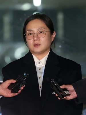 '갑질·불법시술 의혹' 박나래, 3차 경찰 소환…9시간 조사 완료