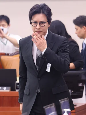 キム・ミンジョン、MCモン「違法賭博の集まり」暴露に怒り…「明白な虚偽事実、容赦なしの法的対応」