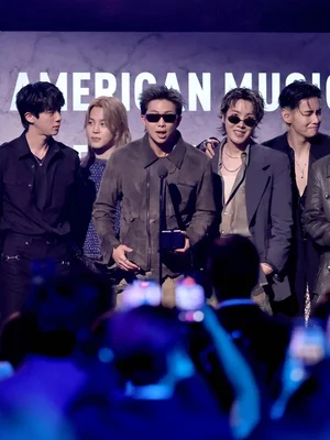 [照片&] BTS、美國 AMA 榮獲三項大獎佳績……「全靠 ARMY」現場