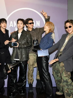 BTS “SWIM” supera los 500 millones en lo que va de 2025 en Spotify, el primero del año… hasta el premio en los AMA, ¡una superioridad sin parangón!