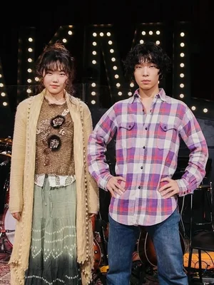[Photo & vidéo] AKMU décore la finale de « Viewminla »… et donne vie à « La Prairie des rumeurs » au cœur de la ville, ambiance en live