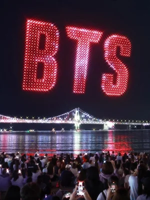 BTS 부산 공연 1시간 지연 사태…하이브 사과 속 신곡 1위 돌풍