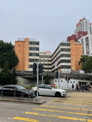 香港復古電影之旅 ① 周潤發的《奪命街頭血戰》，在三水圍梅豪樓學香港史