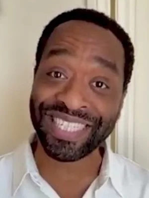 Chiwetel Ejiofor, de “The Backrooms”, supera el millón: carta de agradecimiento en vídeo “Gracias de todo corazón por el gran cariño del público coreano”