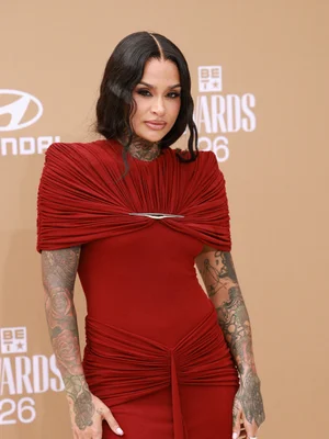 Kehlani, Winner of Best Female R&B, Stuns on the 2026 BET Awards Red Carpet in a Mesmerizing Burgundy Dress