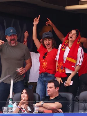 Penélope Cruz y Javier Bardem, la pareja invencible en Los Ángeles: estallan con la clasificación de España a octavos… Captados en el estadio SoFi de LA
