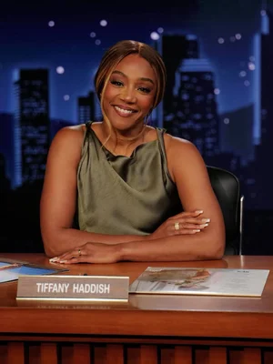 Tiffany Haddish làm MC một ngày trên ‘Jimmy Kimmel Live’… Chọc ghẹo bữa tiệc ngày Độc lập của Tổng thống Trump và nhắm tới hôn lễ của Taylor Swift?
