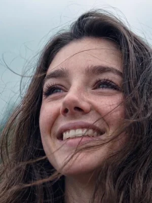 « AI actrice » en vedette… L’actrice controversée Tilly Norwood décroche ses débuts en premier long métrage avec le film « Misaligned »